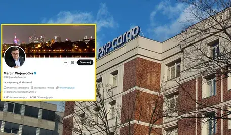 Marcin Wojewódka na tle siedziby PKP Cargo