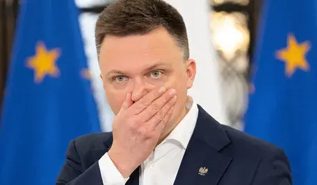 Szymon Hołownia musi poszukać sobie nowego zajęcia. Zakrywa twarz ręką, ale wie, że wiele stracił