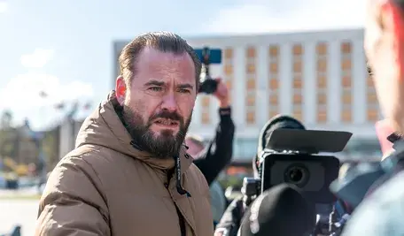 Krzysztof Stanowski patrzy poważnie w stronę obiektywu; to jego film o Natalii Janoszek stał się przedmiotem głośnego procesu, w którym zapadł nieprawomocny wyrok nakazujący usunięcie materiału.