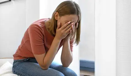 Na zdjęciu załamana kobieta siedząca na kanapie, jako ilustracja tekst o tym, iż Zakład Ubezpieczeń Społecznych domaga się od kobiet prowadzących działalność gospodarczą zwrotu świadczeń wypłaconych nawet kilkanaście lat temu – informuje w czwartkowym wydaniu „Dziennik Gazeta Prawna”. Urzędnicy twierdzą, że takie roszczenia nie ulegają przedawnieniu, powołując się na przepisy z 2021 roku.