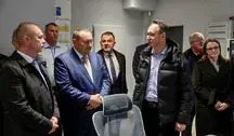 Minister infrastruktury Dariusz Klimczak wraz z innymi osobami na stacji Sędziszów LHS.