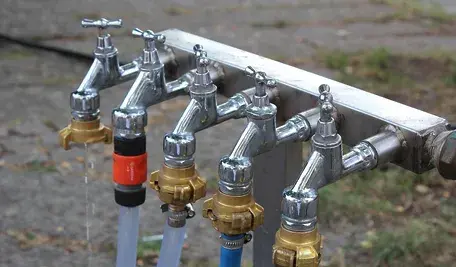 krany z wodą, w tle akcja z zanieczyszczeniami