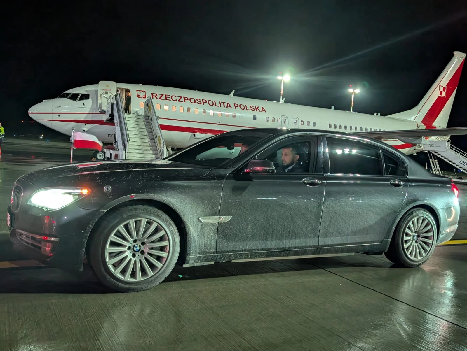 To jest skandal! Zobacz jakie auto podstawiła prezydentowi Nawrockiemu na lotnisko polska ambasada w Rydze