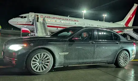 Oto auto jakie ambasada wysłała na lotnisko w Rydze po prezydenta Karola Nawrockiego