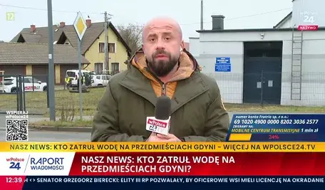 Rafał Jarząbek relacjonuje na antenie wPolsce24 sprawę zanieczyszczonej wody w gminie Kosakowo, o której informujemy na naszym portalu od kilku tygodni. W kilku miejscowościach położonych niedaleko Gdyni mieszkańcy od niemal miesiąca pozostają bez dostępu do wody pitnej i opisują swoją sytuację jako „kataklizm”, porównując ją do życia „w strefie wojny”. Reporter telewizji wPolsce24 próbował uzyskać wyjaśnienia od wójt gminy, Euniki Niemc, jednak jej reakcja na pytania dziennikarza okazała się zaskakująca.