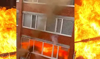 Podczas akcji gaśniczej w jednym z mieszkań w pięciopiętrowym budynku przy ul. Ciołkowskiego w Uralsku doszło do potężnego wybuchu gazu. Całe zdarzenie zostało uchwycone na nagraniu, które błyskawicznie obiegło media społecznościowe – i nie bez powodu. Film pokazuje dramatyczny moment, w którym ratownik wchodzi do zadymionego mieszkania przez okno, a chwilę później tuż obok niego dochodzi do eksplozji.