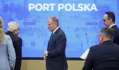 Warszawa, 12.12.2025. Premier Donald Tusk (C) oraz minister infrastruktury Dariusz Klimczak (P) podczas spotkania "Lotnisko centralne - przyszłość i możliwości" w siedzibie Kancelarii Prezesa Rady Ministrów w Warszawie, 12 bm. PAP/Leszek Szymański