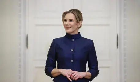 Pierwsza Dama Marta Nawrocka pełna szyku i wdzięku w kostiumie w kolorze indygo spotkała się z ambasadorkami