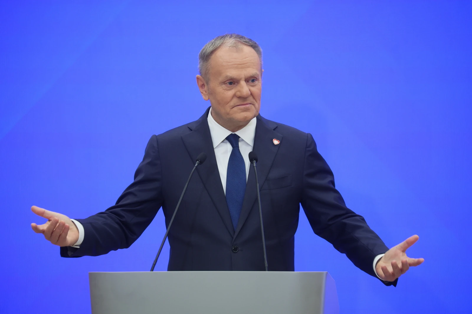 Donald Tusk świętuję rocznicę zaprzysiężenia rządu 13 grudnia. Tak bezlitosnej odpowiedzi się nie spodziewał!