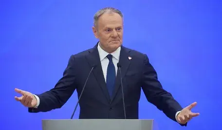 Donald Tusk podczas konferencji prasowej, komentujący drugą rocznicę zaprzysiężenia swojego rządu i podkreślający dotychczasowe osiągnięcia Koalicji Obywatelskiej.