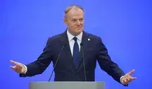 Donald Tusk podczas konferencji prasowej, komentujący drugą rocznicę zaprzysiężenia swojego rządu i podkreślający dotychczasowe osiągnięcia Koalicji Obywatelskiej.