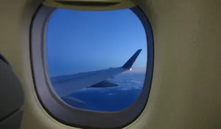 Widok z okna samolotu na chmury – warunki pogodowe uniemożliwiają lądowanie w Krakowie, lot przekierowano do Katowic