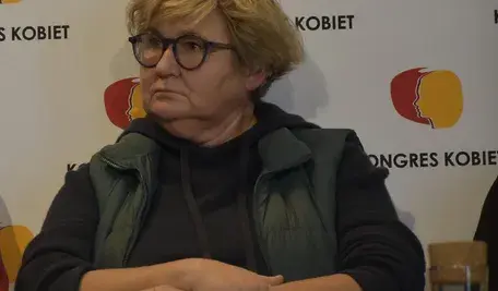 Wypowiedź prof. Magdaleny Środy na antenie Radia Rebeliant wywołała falę komentarzy i kontrowersji w mediach społecznościowych. Filozofka i publicystka, znana z jednoznacznych poglądów światopoglądowych, stwierdziła, że w Polsce istnieje „bardzo wiele rodzin homoseksualnych”, jako przykład podając… samotną kobietę wychowującą dziecko i mieszkającą ze swoją matką.