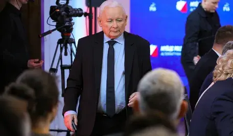 Jarosław Kaczyński podczas konferencji PiS w Warszawie, mówiący o kryzysie w polskiej służbie zdrowia i planowanych reformach