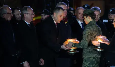 Warszawa, 13.12.2025. (Pierwszy rząd L-P) zastępcy prezesa IPN Krzysztof Szwagrzyk i Karol Polejowski, prezydent RP Karol Nawrocki, szef BBN Sławomir Cenckiewicz i sekretarz stanu w KPRP Wojciech Kolarski podczas uroczystości na Placu Marszałka Piłsudskiego w Warszawie, 13 bm. Przed Krzyżem Papieskim zapalono "Światło Wolności" w 44. rocznicę wprowadzenia stanu wojennego. (sko) PAP/Rafał Guz