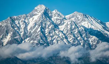 Himalaje w rejonie Nanda Devi – miejsce, gdzie podczas Zimnej Wojny CIA zgubiła radioaktywny generator z plutonem używany do szpiegowania Chin.