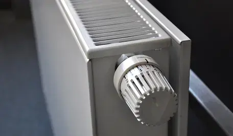 Kaloryfer. Od stycznia w niektórych województwach będą obowiązywać nowe przepisy dot. ogrzewania 