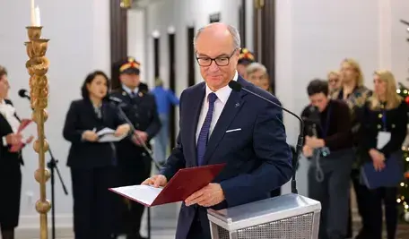 Marszałek Sejmu Włodzimierz Czarzasty podczas uroczystego zapalenia świec chanukowych w gmachu polskiego parlamentu.