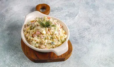 Cebula to zakazany składnik sałatki jarzynowej – psuje smak, nadaje gorzki posmak i sprawia, że danie szybciej się fermentuje. Magda Gessler ostrzega, że surowa cebula dominuje nad warzywami, rozrzedza majonez i skraca świeżość potrawy nawet o połowę. Zamiast niej użyj pora lub szczypiorku dla delikatnego aromatu.