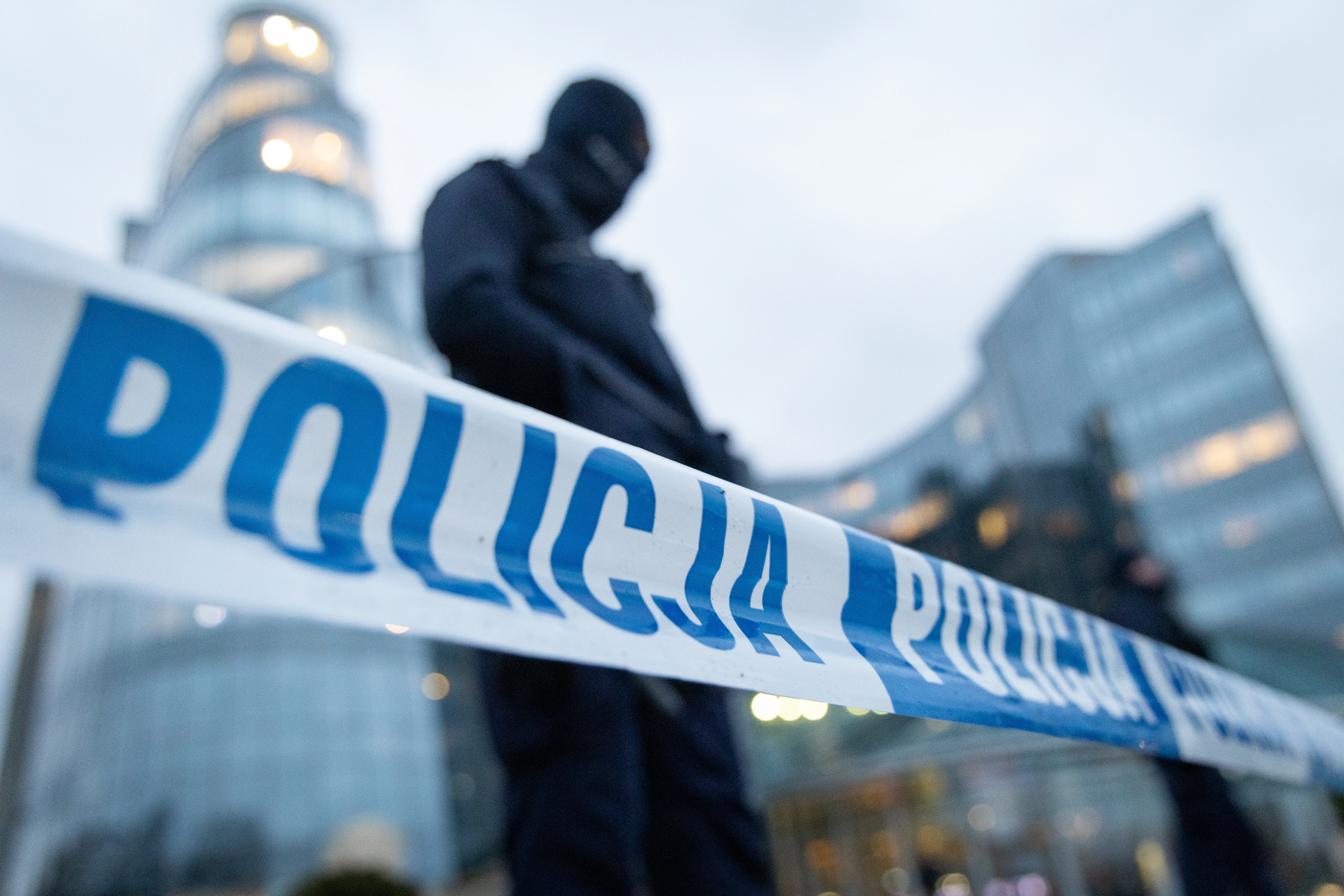 Makabra! Ciało dziewczynki znalezione przed szkołą. Policja nie wyklucza udziału osób trzecich