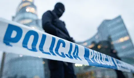 Ciało 12-letniej dziewczynki odnaleziono w pobliżu Szkoły Podstawowej nr 10 w Jeleniej Górze, a policja podejrzewa, że doszło do zabójstwa.