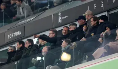 Fredi Bobić wskazuje na boisko w czasie meczu z Piastem, po którym udzielił w wielu miejscach kuriozalnego wywiadu przed kamerą Canal+ Sport