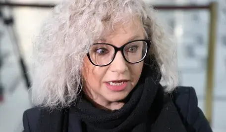 Katarzyna Kotula na sejmowym korytarzu najwyraźniej zobaczyła coś na podłodze. Być może przechodziła po niej pozytywna dyskryminacja