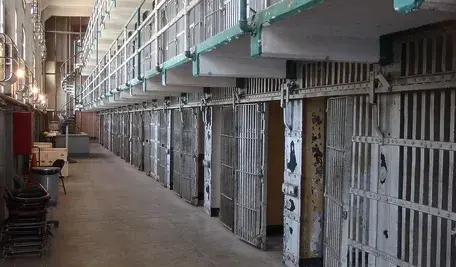 Cela więzienna. 33-latek z Kędzierzyna Koźla został aresztowany, bo policja wezwana do chorego kolegi sprawdziła jego dane.