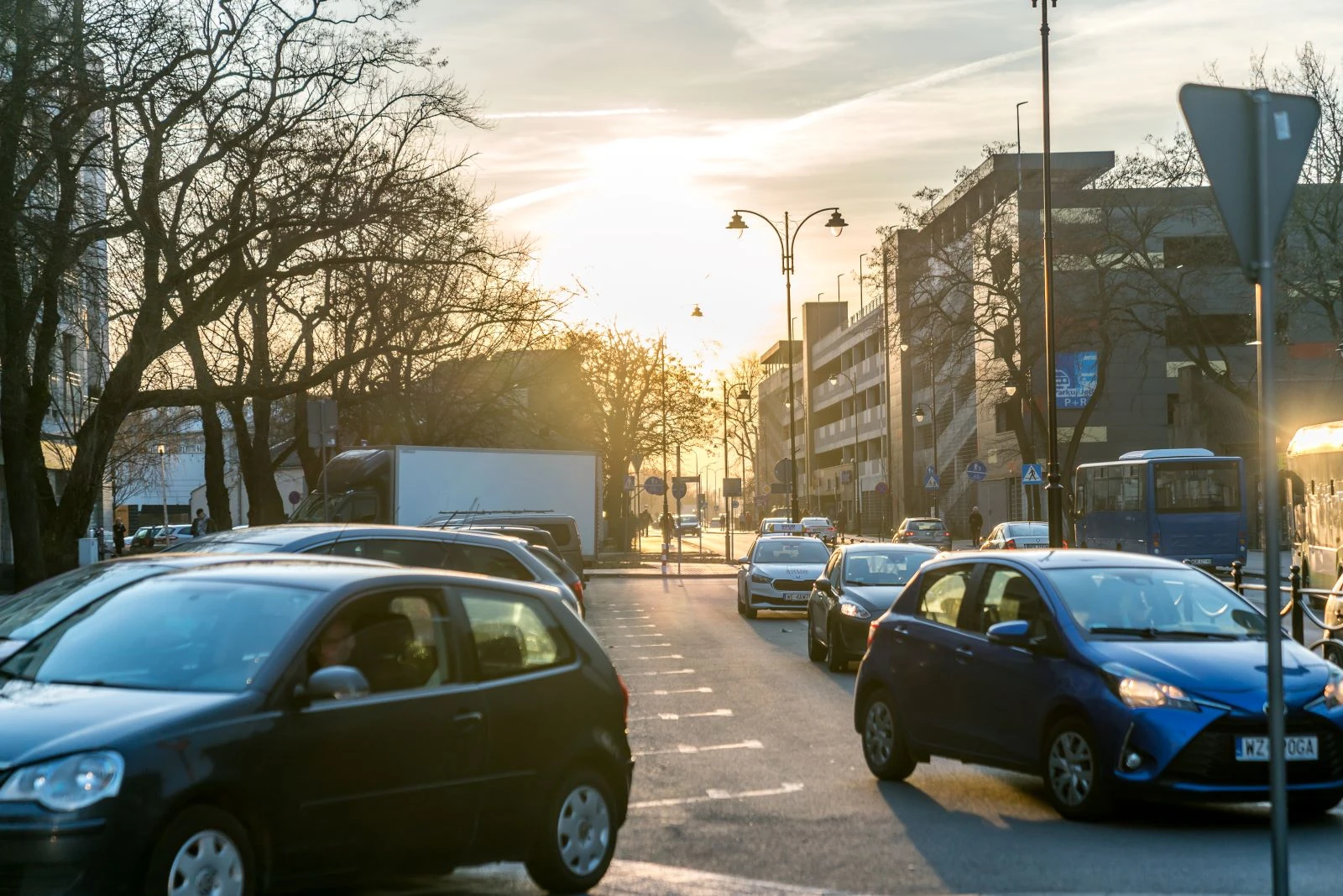 Bruksela jednak pozwoli produkować auta spalinowe? Jest bardzo istotny haczyk!