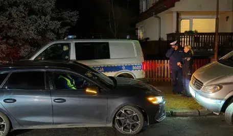 Jelenia Góra, 15.12.2025. Policja na miejscu, gdzie znaleziono zwłoki 12-letniej dziewczynki, najprawdopodobniej ofiary zabójstwa, 15 bm. przy ul. Wyspiańskiego w Jeleniej Górze.