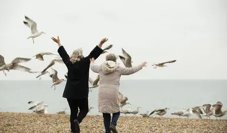 pelne-ujecie-kobiety-na-zewnatrz-z-ptakami