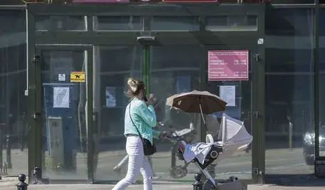 matka z dzieckiem przed urzędem skarbowym w Warszawie. Ilustracja artykułu o KSeF