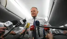 Helsinki, Finlandia, 16.12.2025. Premier RP Donald Tusk rozmawia z mediami w samolocie na lotnisku w Helsinkach, 16 bm. Szef polskiego rządu wziął udział w odbywającym się w stolicy Finlandii Szczycie Wschodniej Flanki. (jm) PAP/Marcin Obara