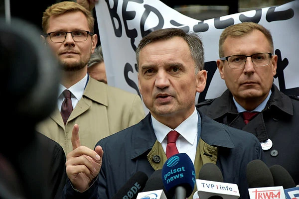 Unieważnienie paszportu to dla nich za mało. Prokuratura znowu chce uderzyć w Ziobrę