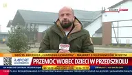 Dzieci w pomorskim przedszkolu miały być dręczone przez opiekunki. Redaktor Rafał Jarząbek przed budynkiem przedszkola i szkoły w Gołubiu w gminie Stężca