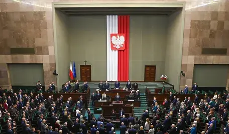 Posłowie na sali sejmowej podczas obrad.