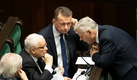Jarosław Kaczyński siedzący w Sejmie w otoczeni trzech polityków PiS.