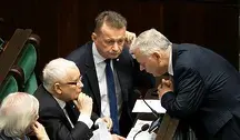 Jarosław Kaczyński siedzący w Sejmie w otoczeni trzech polityków PiS.