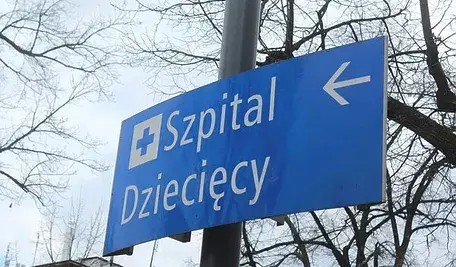 Niebieski drogowskaz z napisem: "Szpital Dziecięcy"