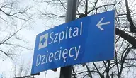 Niebieski drogowskaz z napisem: "Szpital Dziecięcy"