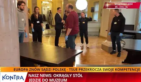 Pracownicy wynoszą Okrągły Stół z Pałacu Prezydenckiego.