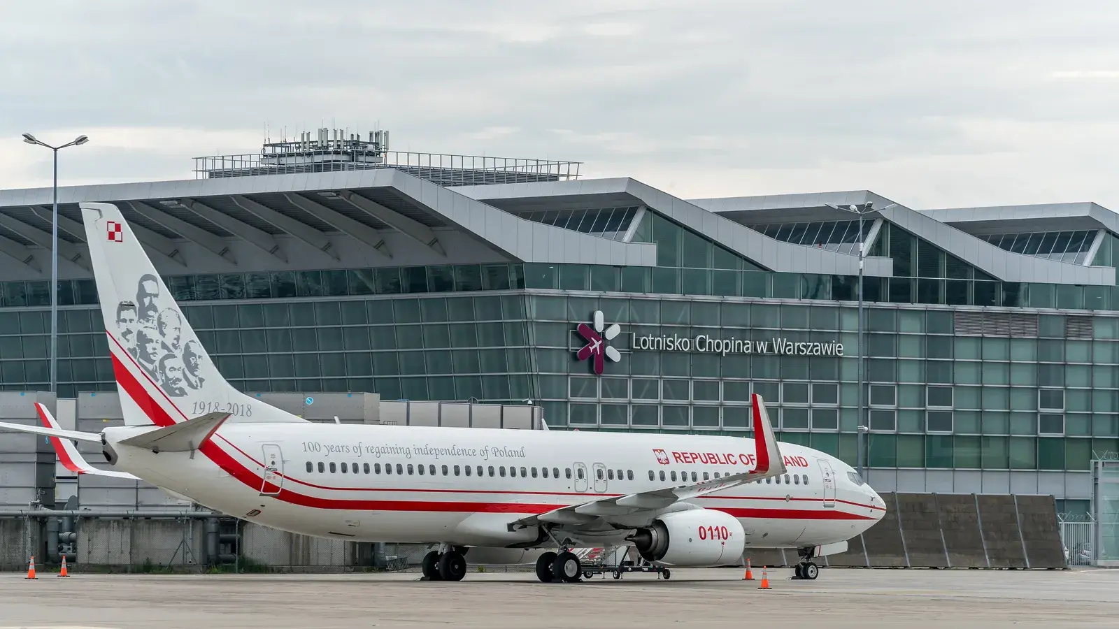 Palarnia na Okęciu jak szklana pułapka. Pasażerowie poszli na papierosa i ... nie zdążyli na samolot