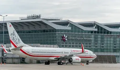 Utknęli w palarni na lotnisku. Samolot do Londynu odleciał bez nich
