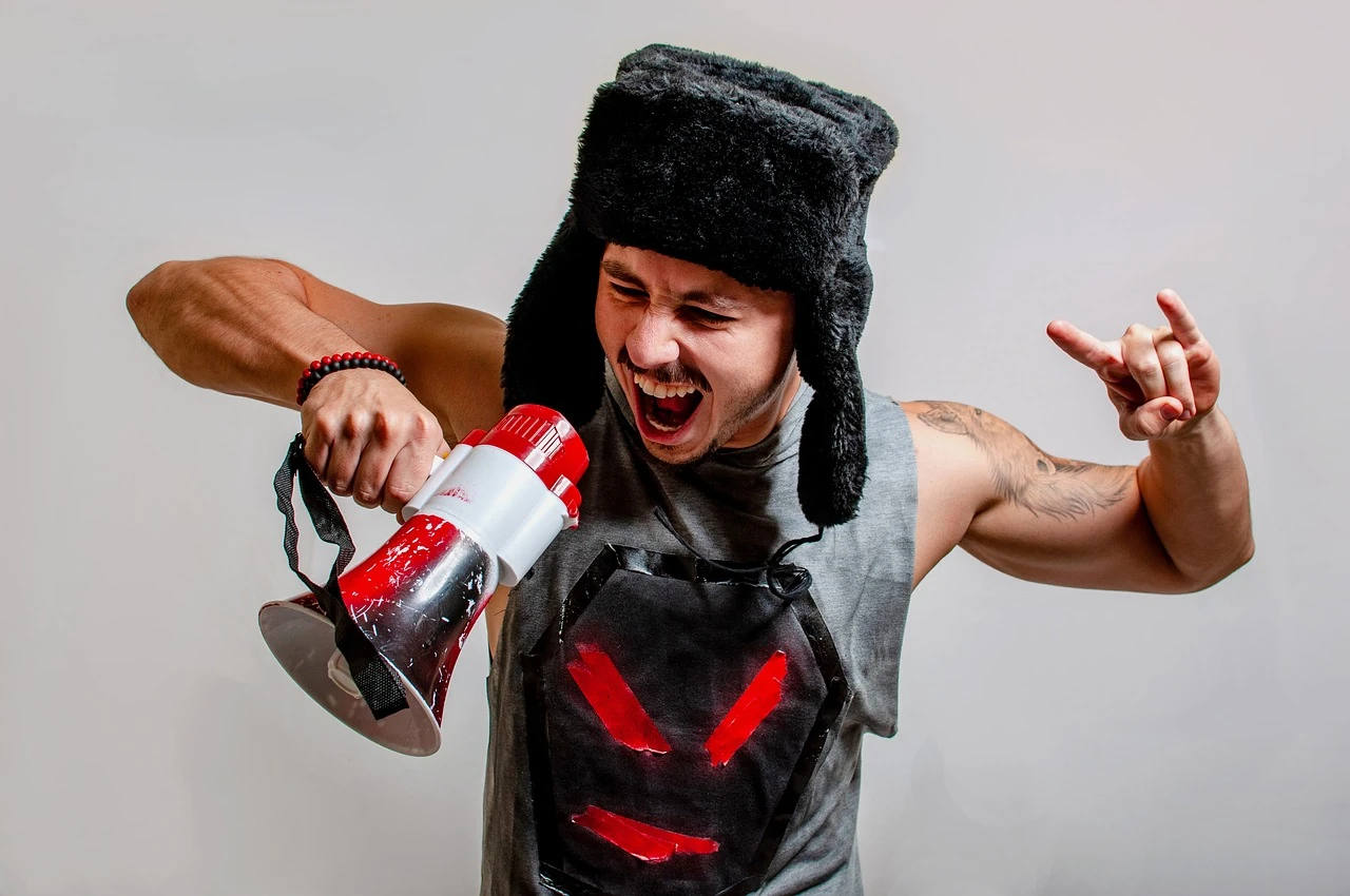 Klniesz jak szewc? Naukowcy orzekli, iż to wcale nie brak kultury, tylko… biologiczna przewaga