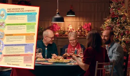 Na zdjęciu rodzina przy świątecznym stole jako ilustracja tekstu o tym, jakich zasad dotyczących bezpieczeństwa żywności należy przestrzegać.