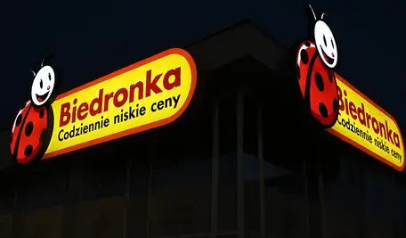 Lidl i Biedronka wydłużają godziny otwarcia swoich sklepów przed Świętami Bożego Narodzenia, aby ułatwić klientom zrobienie przedświątecznych zakupów.