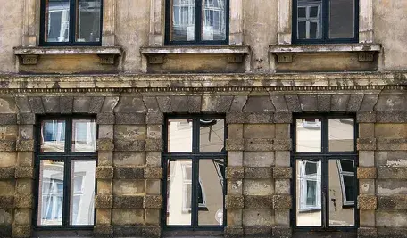 facade-2488382_1280 (1)