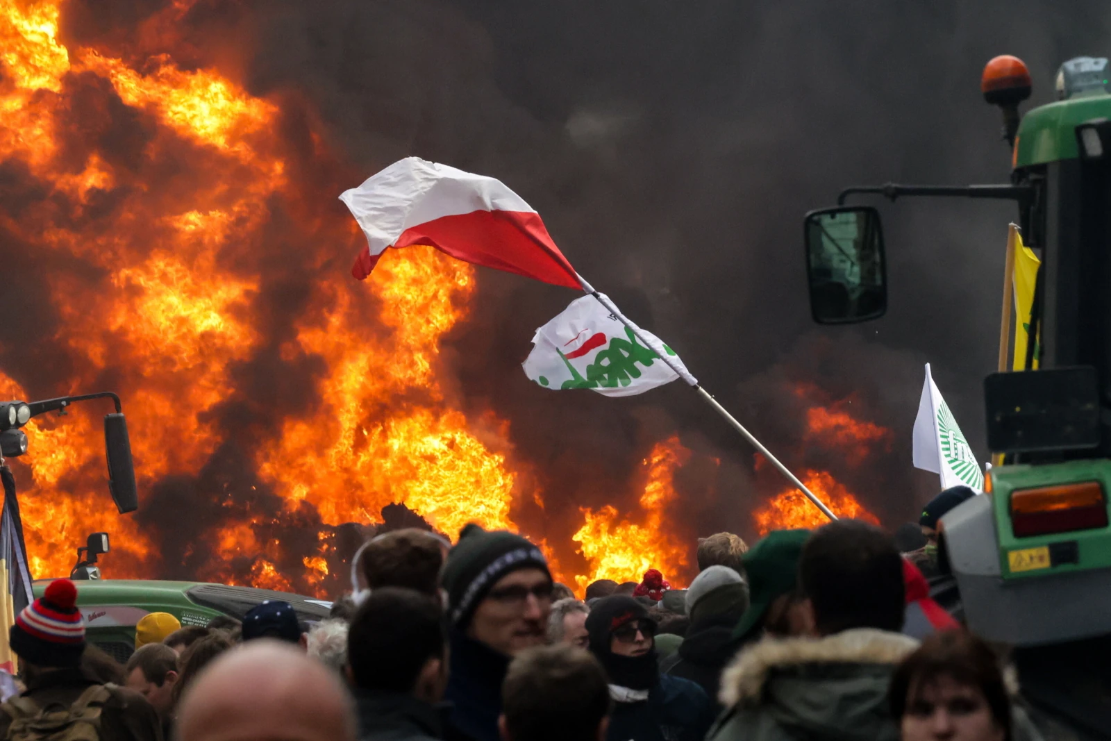 Rolnicy z całej UE ruszyli na Brukselę! W tłumie protestujących powiewają polskie flagi