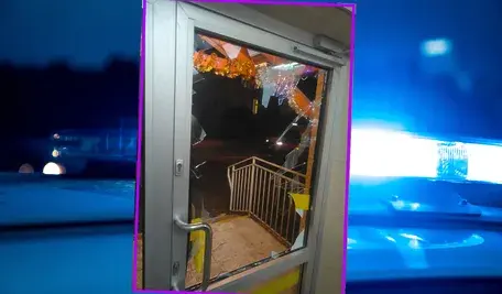 Desperat wyskoczył przez te drzwi rozbijając szybę, a później popchnął na szkło goniących go strażników