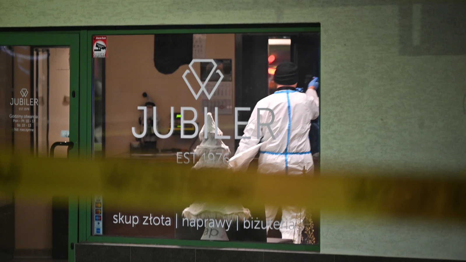 Weszli z siekierą i młotkiem do jubilera. Trwa policyjna obława